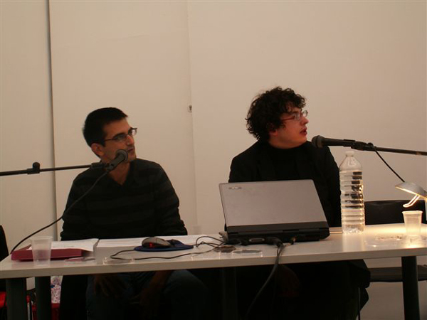 Conférence de présentation de Ami, Virus informatique positif, Au Centre Régional d'Art Contemporain de Sète, France, le 28 novembre 2008. De gauche à droite : Lenny Dadu et ferdinand(corte)™